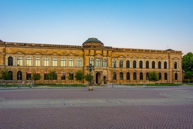 Zwinger Sarayı Almanya 'nın Dresden şehrinde gün doğumunda izlendi.