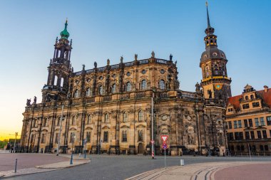 Almanya 'nın Dresden kentindeki Theaterplatz' ın gündoğumu manzarası.