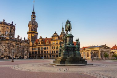 Almanya 'nın Dresden kentindeki Theaterplatz' ın gündoğumu manzarası.