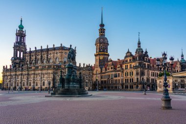 Almanya 'nın Dresden kentindeki Theaterplatz' ın gündoğumu manzarası.