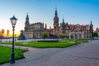 Almanya 'nın Dresden kentindeki Theaterplatz' ın gündoğumu manzarası.