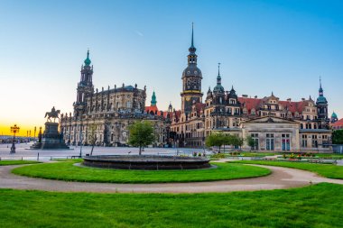Almanya 'nın Dresden kentindeki Theaterplatz' ın gündoğumu manzarası.