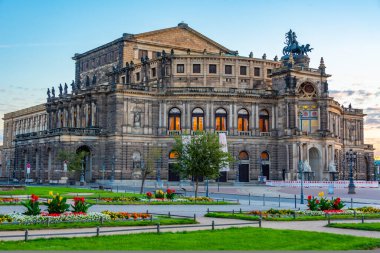 Almanya 'nın Dresden şehrinde Semperoper' in gündoğumu.