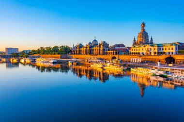Almanya 'nın eski kasabası Dresden' in gündoğumu manzarası.