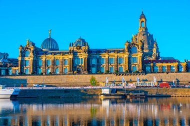 Almanya, Dresden 'deki Güzel Sanatlar Akademisi ve Frauenkirche' nin gündoğumu manzarası.