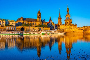 Alman kasabası Dresden 'deki Georgentor ve Kutsal Üçlü Katedrali' nin gün doğumu manzarası.