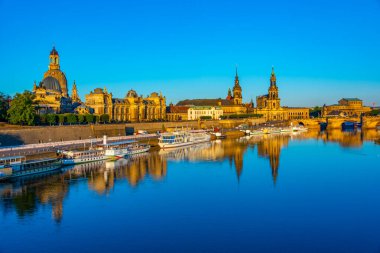 Alman kasabası Dresden 'in gündoğumu manzarası.