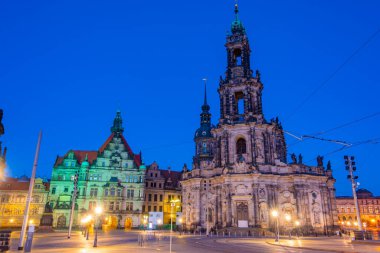 Alman kasabası Dresden 'deki Georgentor ve Kutsal Üçlü Katedrali' nin gün doğumu manzarası.