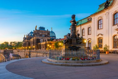 Alman kasabası Dresden 'de Bruhlsche Terasse' nin gün doğumu manzarası.
