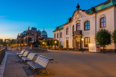 Alman kasabası Dresden 'de Bruhlsche Terasse' nin gün doğumu manzarası.