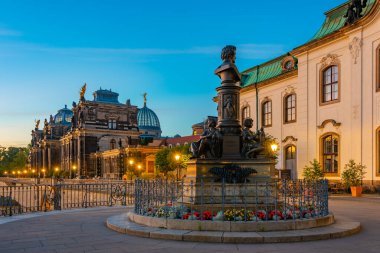 Alman kasabası Dresden 'de Bruhlsche Terasse' nin gün doğumu manzarası.