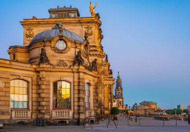 Almanya, Dresden 'deki Güzel Sanatlar Akademisi' nin günbatımı manzarası.