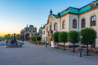 Alman kasabası Dresden 'de Bruhlsche terasında gün doğumu.