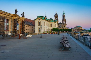 Alman kasabası Dresden 'de Bruhlsche terasında gün doğumu.