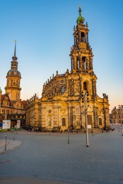 Almanya, Dresden 'deki kutsal üçlü katedralin gün doğumu manzarası.