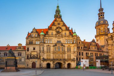 Alman kasabası Dresden 'de Georgentor' un gün doğumu manzarası.