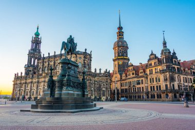 Almanya 'nın Dresden kentindeki Theaterplatz' ın gündoğumu manzarası.