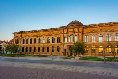 Zwinger Sarayı Almanya 'nın Dresden şehrinde gün doğumunda izlendi.