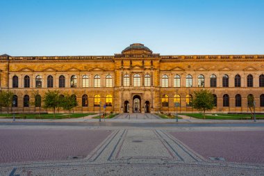 Zwinger Sarayı Almanya 'nın Dresden şehrinde gün doğumunda izlendi.