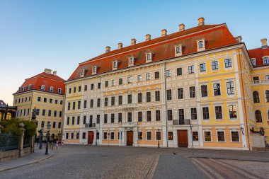 Almanya 'nın eski Dresden kentindeki bir caddenin gündoğumu manzarası.