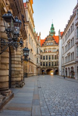 Alman kasabası Dresden 'de Georgentor' un gün doğumu manzarası.