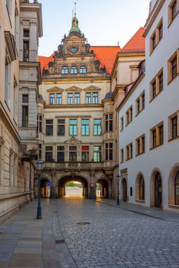 Alman kasabası Dresden 'de Georgentor' un gün doğumu manzarası.