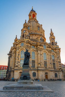 Dresden, Almanya 'da Frauenkirche Kilisesi ve Martin Luther heykelinin gün doğumu manzarası.