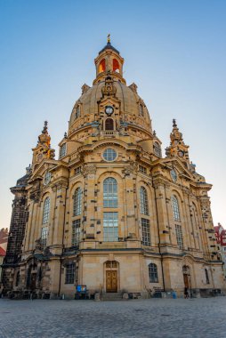 Almanya 'nın Dresden kentindeki Frauenkirche kilisesinin gün doğumu manzarası.