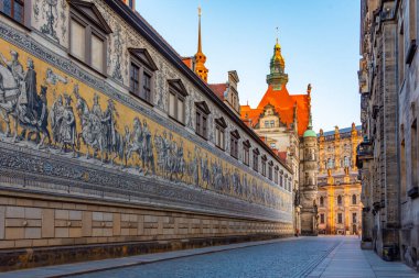 Almanya 'nın Dresden kentindeki Furstenzug mozaiğinin gün doğumu görüntüsü.