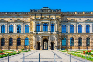 Zwinger Sarayı Almanya 'nın Dresden şehrinde gündüz gözlendi.