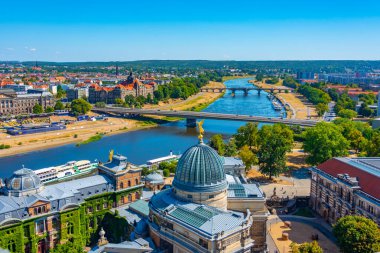 Dresden, Almanya 'da Elbe Nehri ve Güzel Sanatlar Akademisi manzarası.
