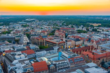 Almanya 'da Marktplatz Meydanı ile Dresden' in günbatımı manzarası.