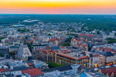 Almanya 'da Marktplatz Meydanı ile Dresden' in günbatımı manzarası.