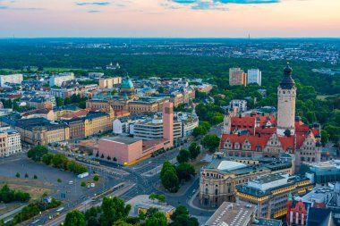 Almanya 'nın Leipzig kentindeki yeni belediye binasının günbatımı manzarası.