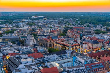 Almanya 'da Marktplatz Meydanı ile Dresden' in günbatımı manzarası.