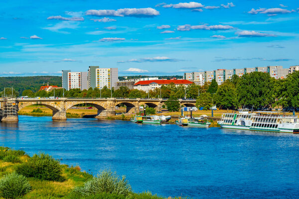 Риверсайд Эльбы в немецком городе Дрезден.