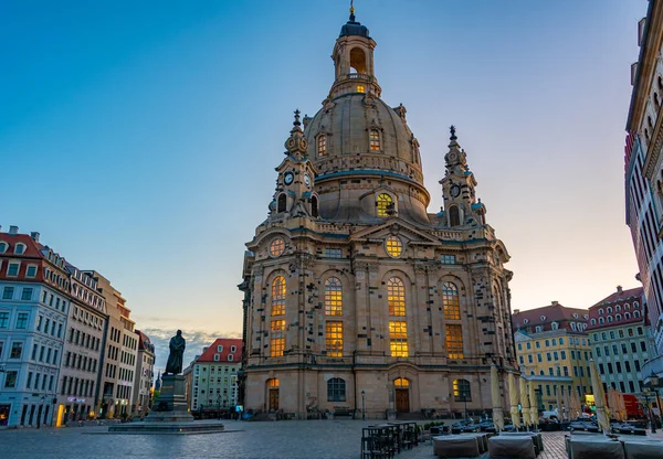 Dresden, Almanya 'da Frauenkirche Kilisesi ve Martin Luther heykelinin gün doğumu manzarası.