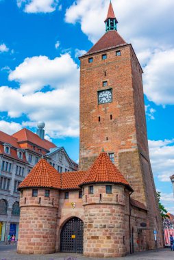 İnsanlar Nurnberg, Almanya 'da Weisser bölgesinden geçiyor...