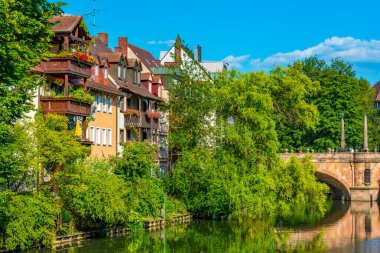 Orta Nurnberg, Almanya 'da Pegnitz nehrinin kıyısında renkli evler..