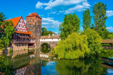 Weinstadel binası, su kulesi, Henkerbrucke köprüsü ve Almanya 'nın Nurnberg kentindeki Henkerturm kulesi manzaralı tarihi bir şehir...