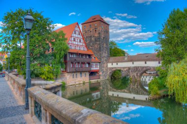Weinstadel binası, su kulesi, Henkerbrucke köprüsü ve Almanya 'nın Nurnberg kentindeki Henkerturm kulesi manzaralı tarihi bir şehir...
