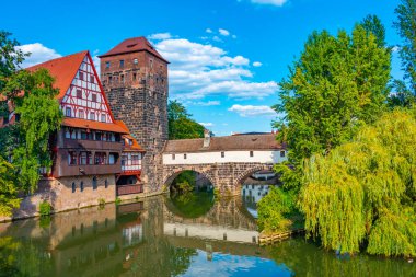 Weinstadel binası, su kulesi, Henkerbrucke köprüsü ve Almanya 'nın Nurnberg kentindeki Henkerturm kulesi manzaralı tarihi bir şehir...