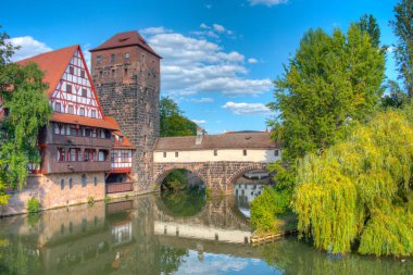 Weinstadel binası, su kulesi, Henkerbrucke köprüsü ve Almanya 'nın Nurnberg kentindeki Henkerturm kulesi manzaralı tarihi bir şehir...