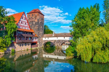 Weinstadel binası, su kulesi, Henkerbrucke köprüsü ve Almanya 'nın Nurnberg kentindeki Henkerturm kulesi manzaralı tarihi bir şehir...