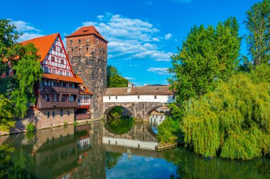 Weinstadel binası, su kulesi, Henkerbrucke köprüsü ve Almanya 'nın Nurnberg kentindeki Henkerturm kulesi manzaralı tarihi bir şehir...