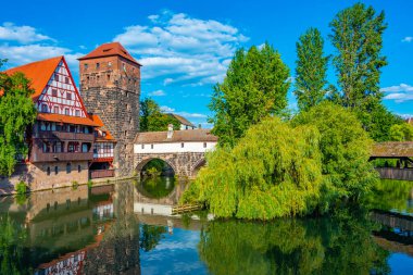 Weinstadel binası, su kulesi, Henkerbrucke köprüsü ve Almanya 'nın Nurnberg kentindeki Henkerturm kulesi manzaralı tarihi bir şehir...