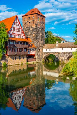 Weinstadel binası, su kulesi, Henkerbrucke köprüsü ve Almanya 'nın Nurnberg kentindeki Henkerturm kulesi manzaralı tarihi bir şehir...