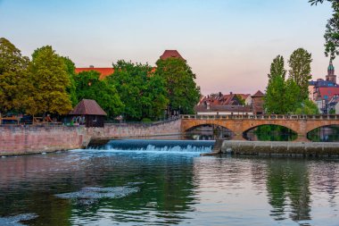 Alman kenti Nurnberg 'de Pegnitz nehri manzarası.