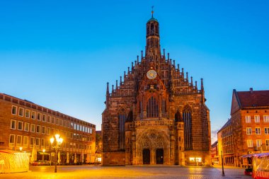 Nurnberg, Almanya 'da Frauenkirche' in gündoğumu manzarası..