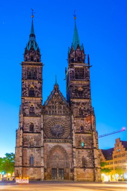 Nurnberg, Almanya 'daki Saint Lorenz katedralinin gün doğumu manzarası.